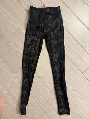 Spanx Women's Black Camo High-Waist Leggings Worn Once sz Medium